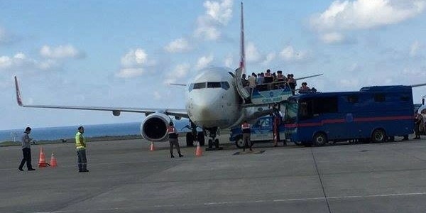 Mahkumlar özel uçakla Trabzon'a getirildi!