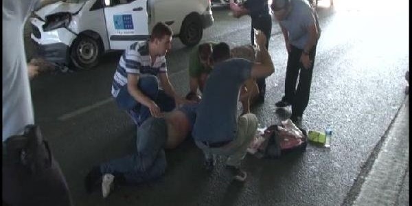 Otomobilin çarptığı 2 belediye işçisi yaralandı