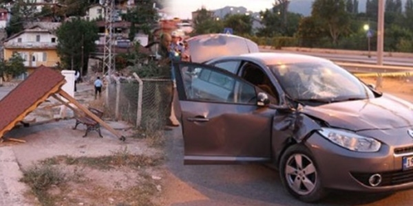 Otob�s bekleyen k�z karde�lere otomobil �arpt�