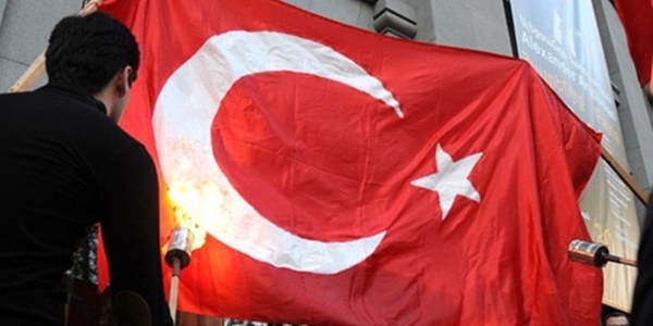 Tunceli'de PKK'llar Trk bayran atee verdi