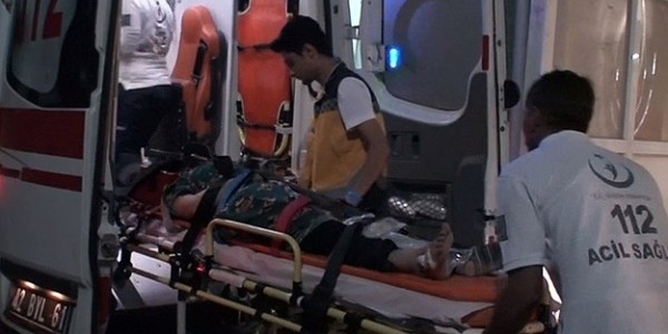 Suriyeli i��ileri ta��yan trakt�r devrildi: 24 yaral�