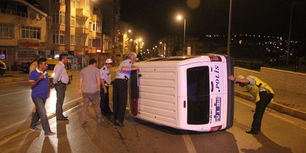 Polis otosu devrildi: 1 polis yaralı