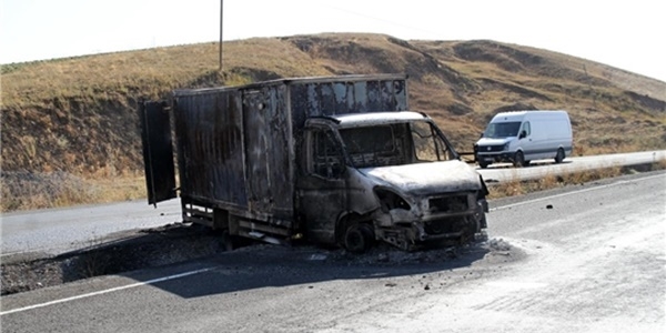 Yol kesen ter�ristler ara� yakt�