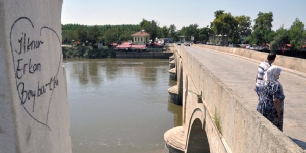 Tarihi eserlere 'yaz� yazarak' zarar verenlere ceza