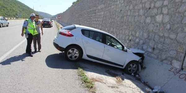 Öğretmen ile eşi kazada yaralandı
