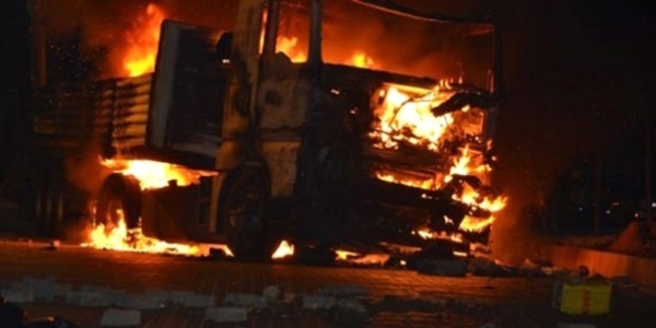Şırnak'ta teröristler yol kesip TIR yaktı