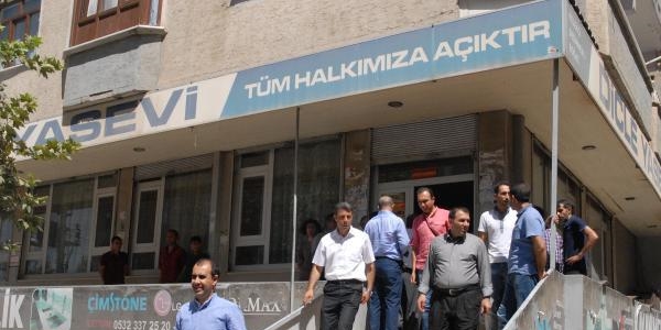 PKK'lıların öldürdüğü doktor toprağa verildi