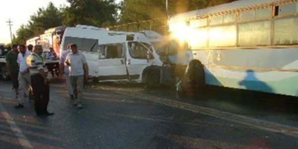 Halk otobüsü ile servis çarpıştı: 1 ölü, 1 yaralı