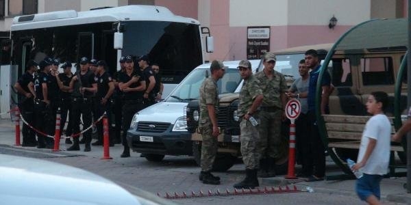 Çukurca'da Kaymakamlık ve İlçe Jandarmaya saldırı