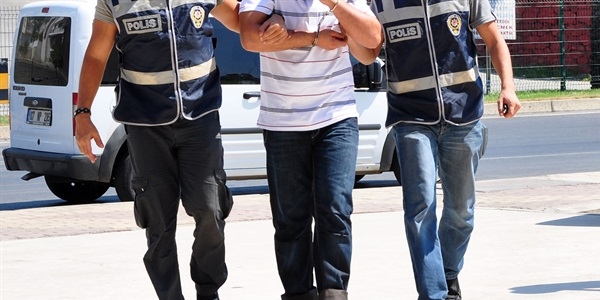 İzmir'de ihbar üzerine iki PKK'lı yakalandı