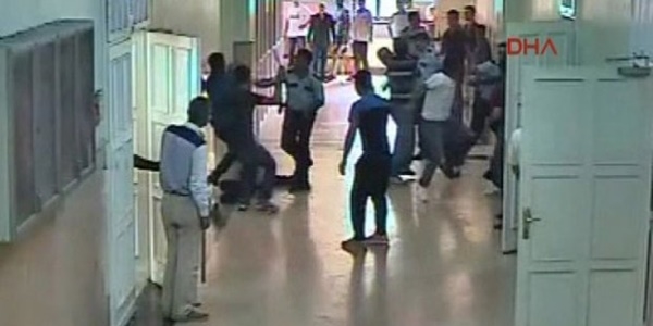 Adliye koridorları savaş alanına döndü / Video