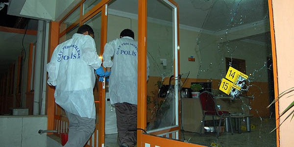 AK Parti Eyyübiye İlçe Başkanlığına saldırı anı