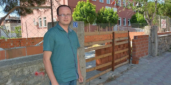 Müdürlüğün bahçesine duvar örerek arsayı satışa çıkardı