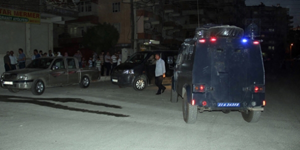 Camide kar��la�t��� husumetlisini silahla vurdu