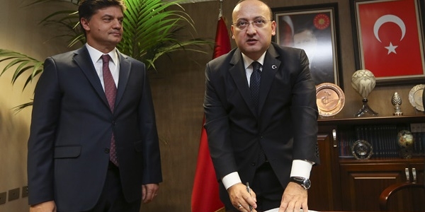 Akdoğan: Üye vermeyenlerin yönetimde boşluktan bahsetmesi ironik