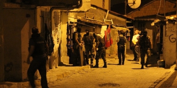 Organize suç örgütüne operasyon: 1'i polis 17 gözaltı