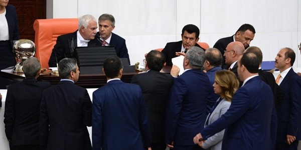 Meclis'teki kriz aşıldı, bağımsız bakanlar yemin etti