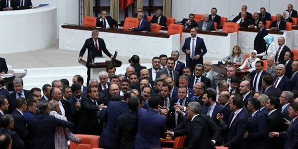 Meclis'te 'silah çektin' kavgası