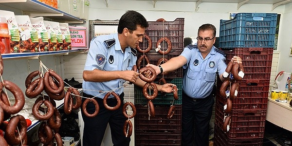 Kokmuş 2 ton sucuğu vatandaşa yedireceklerdi