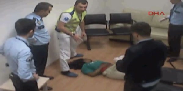 Havalimanı'nda polisin etkisiz hala getirmeye çalıştığı kişi ölmüş