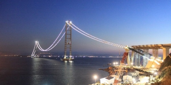 Körfez geçiş köprüsü ışıklandırıldı