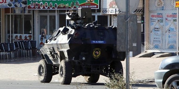 Mardin'de polise atmak istedii bomba elinde patlad