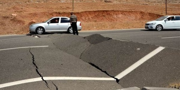 PKK bomba patlattı Silvan yolu kullanılamaz hale geldi