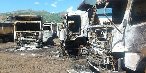 Kars'ta PKK yol kesti, 4 arac atee verdi