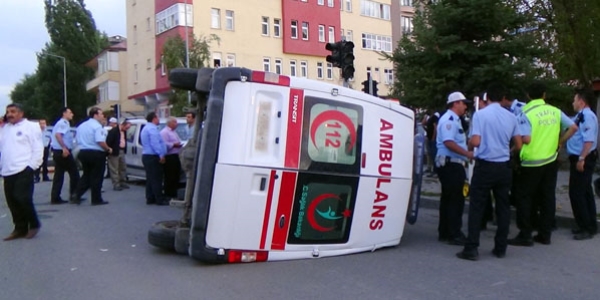 Kars'ta ambulans kaza yapt: 4 yaral