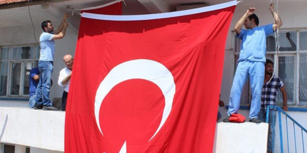 Şehidin evine asılan bayrak geri alındı iddiası