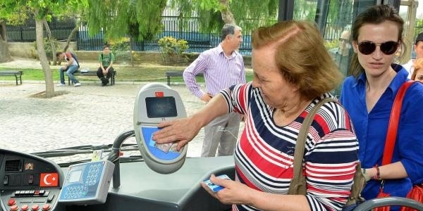 İzmir'de ulaşım sıkıntısı devam ediyor