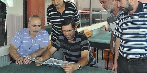 Bu il�ede gazeteler 's�rayla' okunuyor