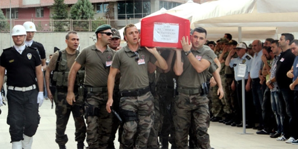 Özel harekat polisleri cenazeleri omuzlarında taşıdı