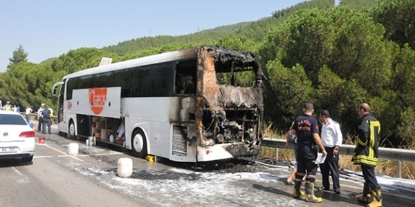 Manisa'da yolcu otobüsü hareket halindeyken yandı