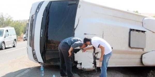 Şanlıurfa'da minibüs devrildi: 13 yaralı