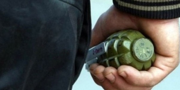 Kaymakaml�k binas�na el bombas� at�ld�: 1 polis yaral�