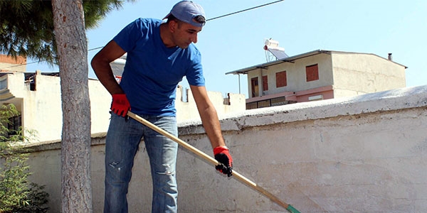 İnşaatçı öğretmen tatile gitmek yerine okulu onarıyor