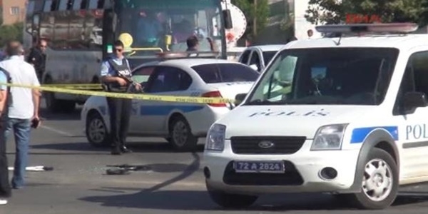 Polis memurunu kızının yanında şehit ettiler!