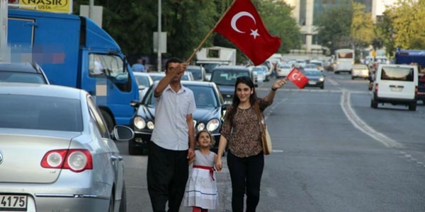 Diyarbakır'dan teröre 5 yaşındaki kızı ile tepki gösterdi