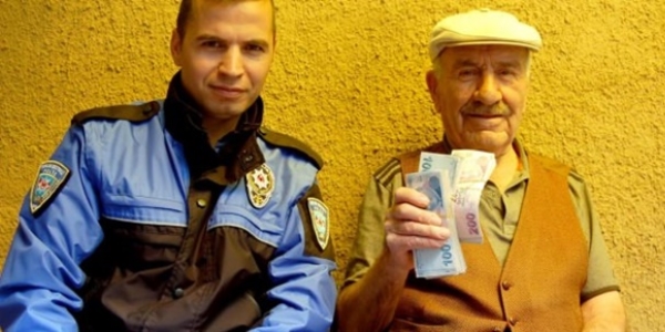 Emekli öğretmeni dolandırılmaktan polis kurtardı