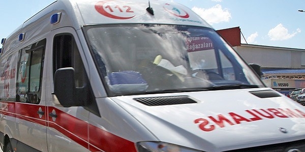 Yaral ocuk iin arlan ambulans terristlerle karlat