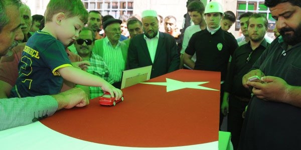 Cenazeye getirdiği oyuncağı şehit dayısı almış