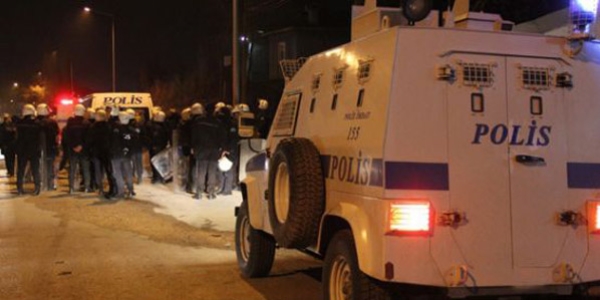 Diyarbakır'da polise saldırı: 2 polis yaraladı