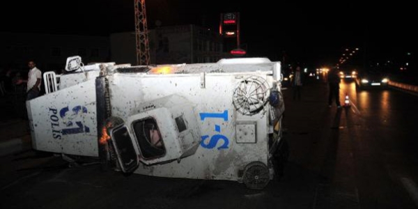 Zırhlı polis aracı takla attı: 3 polis yaralı
