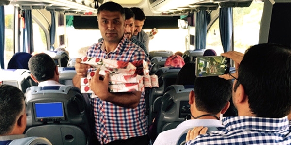 Doğuya gidecek yolculara gül ve lokumlu uğurlama