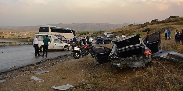 Elmadağ'da zincirleme trafik kazası: 8 yaralı