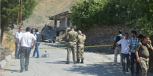 Yola yerle�tirilen iki patlay�c� d�zene�i infilak ettirildi