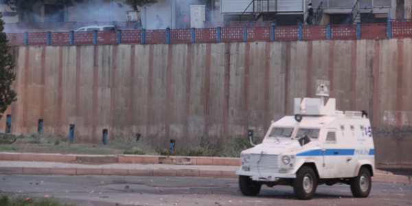 Diyarbak�r silah ve patlama sesleriyle yank�lan�yor