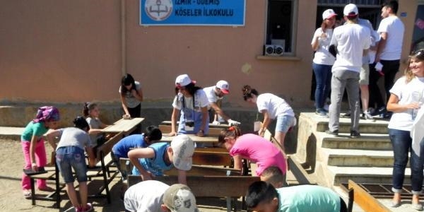 Üniversiteliler köy okulunu yeniledi