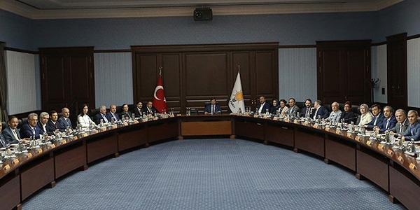 AK Parti MKYK'da çoğunluk hukukçuların